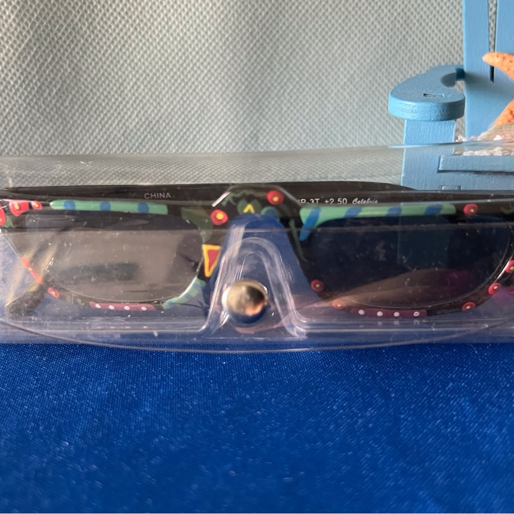Calabrian Reader Sunglasses with Plastic Case - Picture 7 of 7